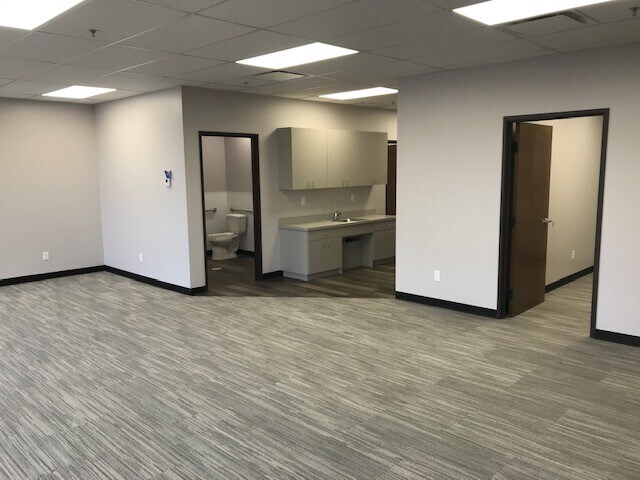 More Photos Of 2154 W Northwest Hwy, Dallas Unknown For Lease