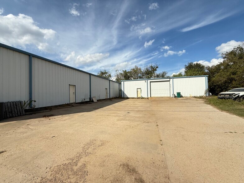 More Photos Of 2416 E Davis St, Conroe Warehouse For Sale
