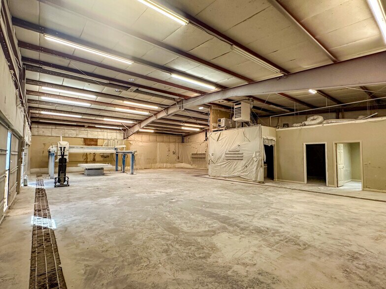 More Photos Of 3105 Memorial Pky NW, Huntsville Warehouse For Sale