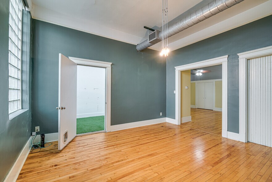 More Photos Of 339 Madison Ave, Memphis Storefront Retail Office For Sale