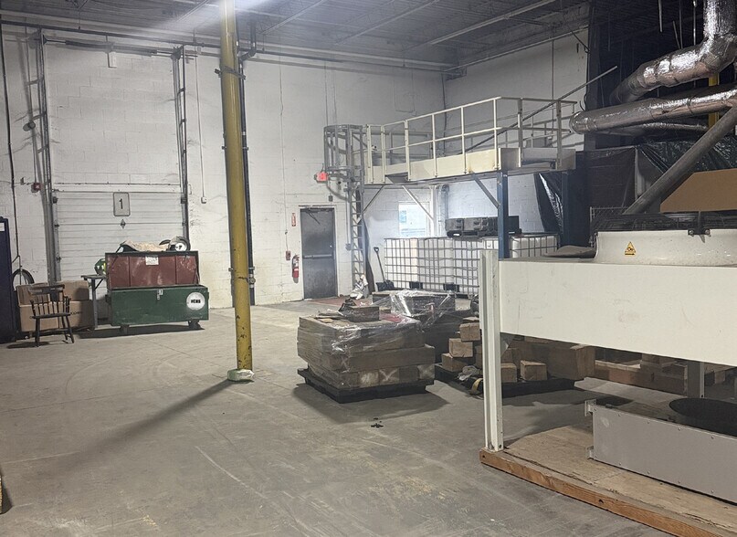 More Photos Of 15 Industrial Way, Wilmington Warehouse For Lease