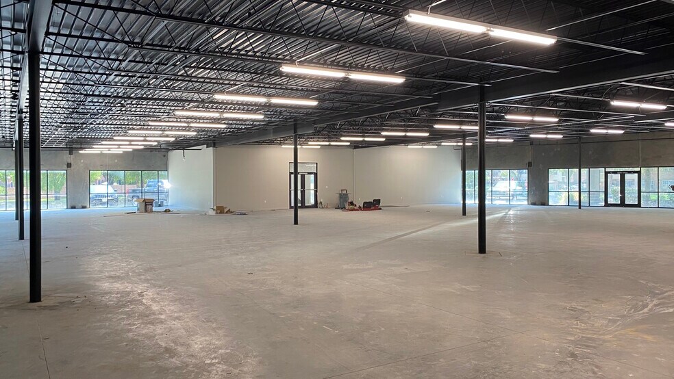 More Photos Of 3033 W Royal Ln, Irving Showroom For Sale