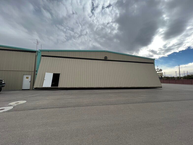 More Photos Of 2730 Airport Dr, North Las Vegas Airplane Hangar For Sale