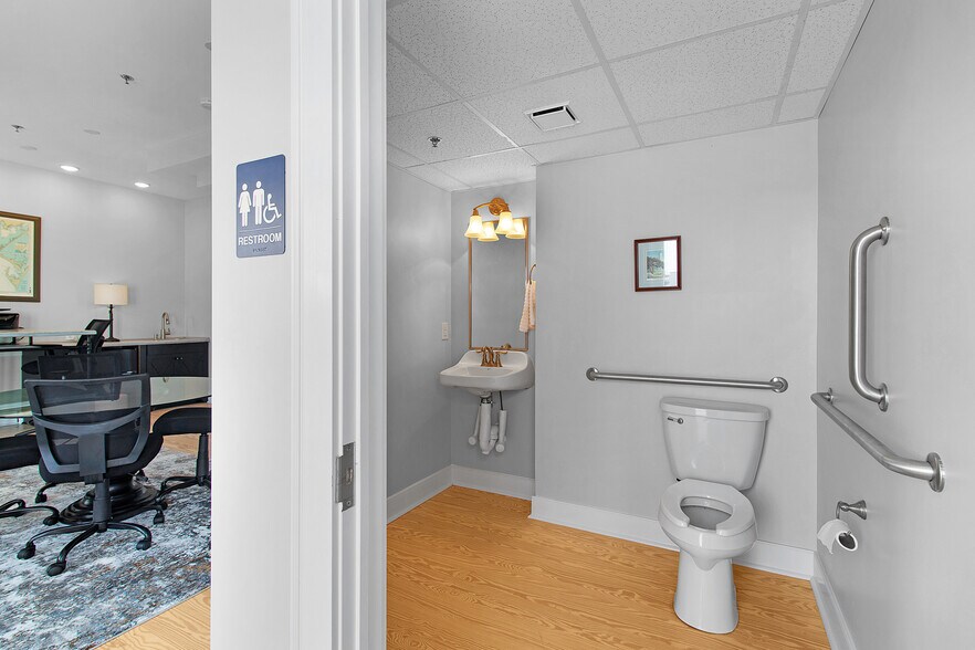 More Photos Of 108 West Dr, Atlantic Beach Office For Sale