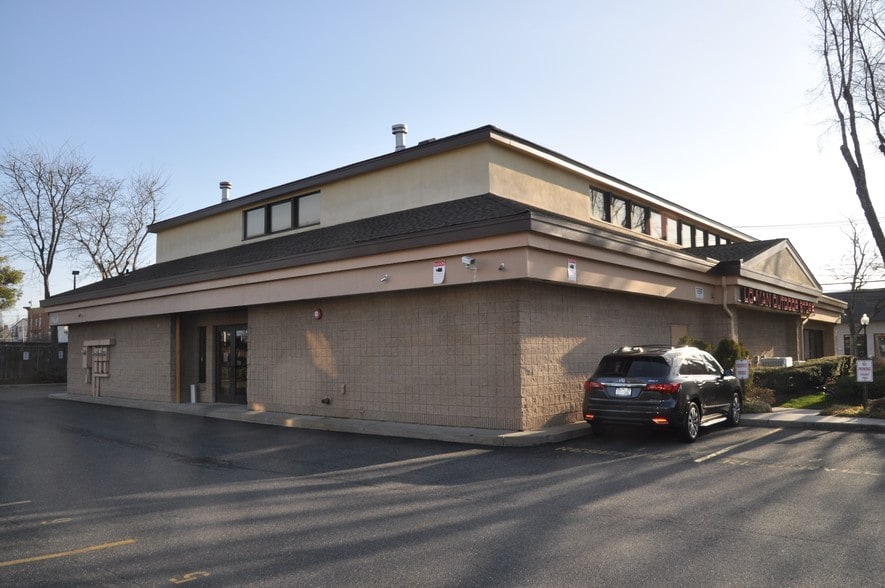 More Photos Of 140-170 Deer Park Ave, Babylon Storefront Retail Office For Lease