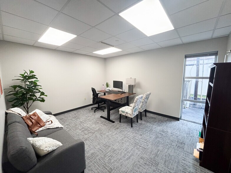 More Photos Of 3171 E Sunshine St, Springfield Office Residential For Lease