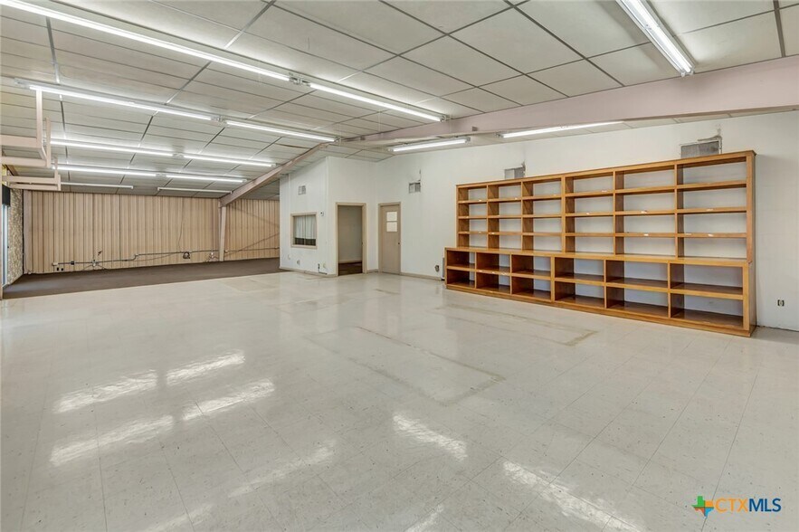 More Photos Of 306 N Wells St, Edna Office For Sale
