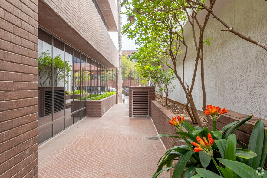 More Photos Of 7855 Fay Ave, La Jolla Medical For Lease