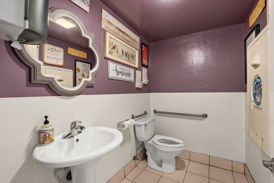 More Photos Of 531-535 N Market Blvd, Chehalis Restaurant For Sale