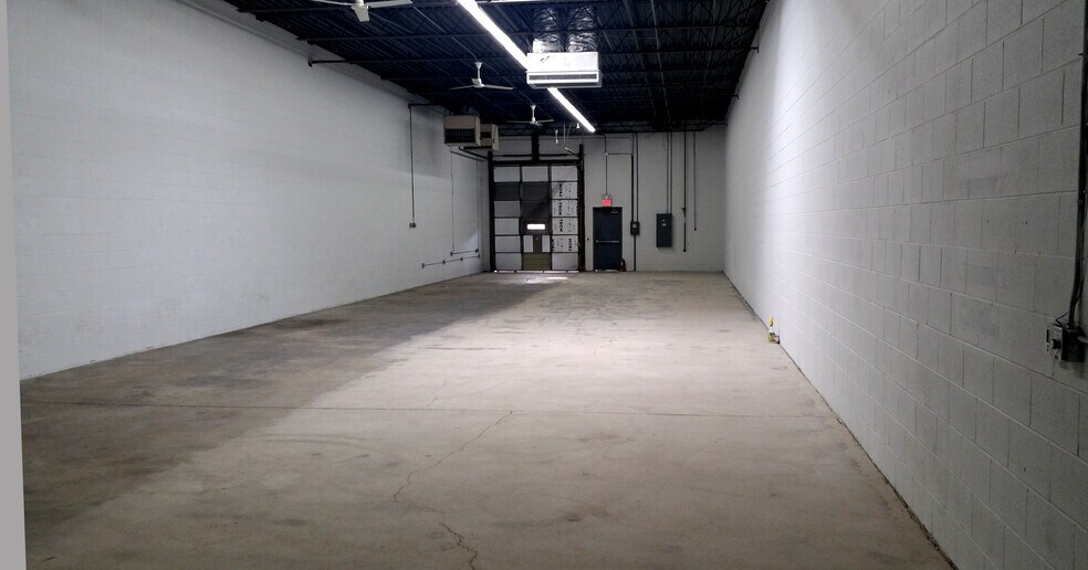 More Photos Of 1421-1431 Armour Blvd, Mundelein Warehouse For Lease