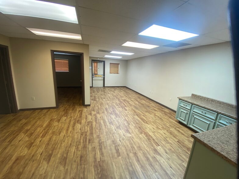 More Photos Of 1128 Westwood Dr, Rosenberg Office For Lease