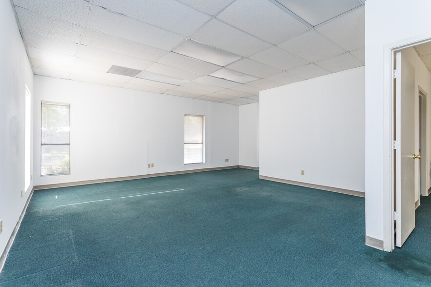 More Photos Of 2900 W Park Row Dr, Pantego Office For Sale