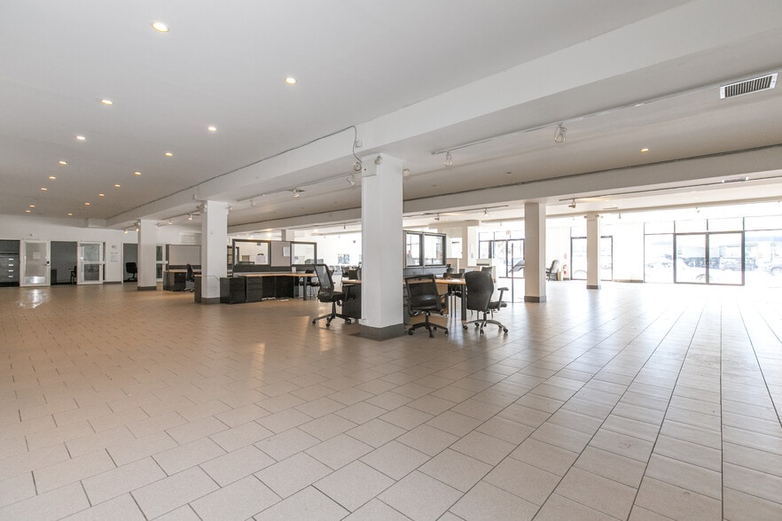 More Photos Of 56-15 Northern Blvd, Woodside Showroom For Sale