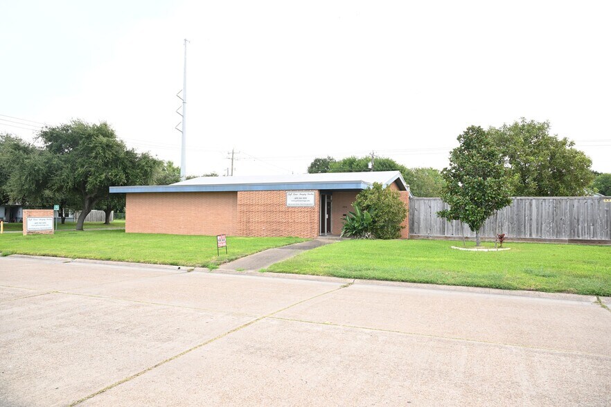 More Photos Of 1218 14th Ave N, Texas City Loft Creative Space For Sale