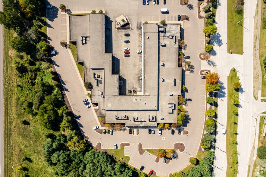 More Photos Of 3903-3985 W Hamlin Rd, Rochester Hills Research And Development For Lease