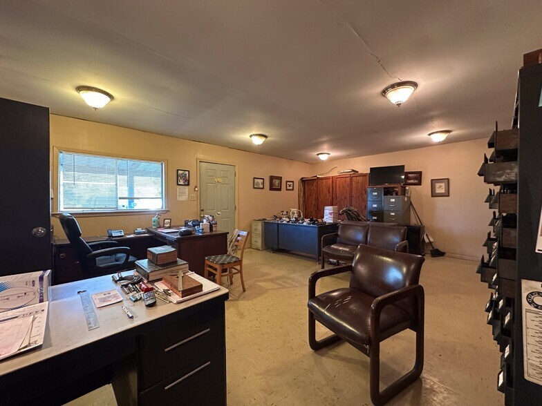 More Photos Of 4133 Loop 343, Rusk Manufacturing For Sale