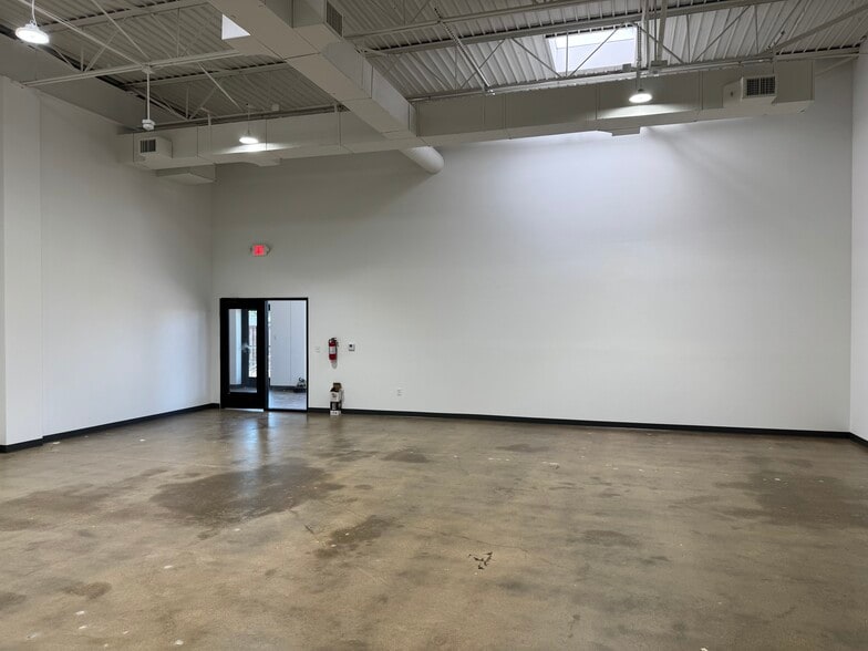 More Photos Of 4746 Memphis St, Dallas Light Distribution For Lease