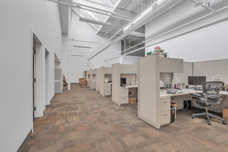 More Photos Of 45 Bartlett St, Marlborough Light Manufacturing For Lease