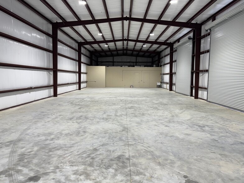 More Photos Of 4230 S Major Dr, Beaumont Warehouse For Lease