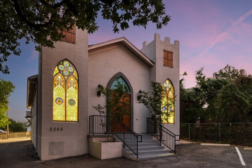 More Photos Of 2205 E 12th St, Austin Movie Radio TVStudio For Sale