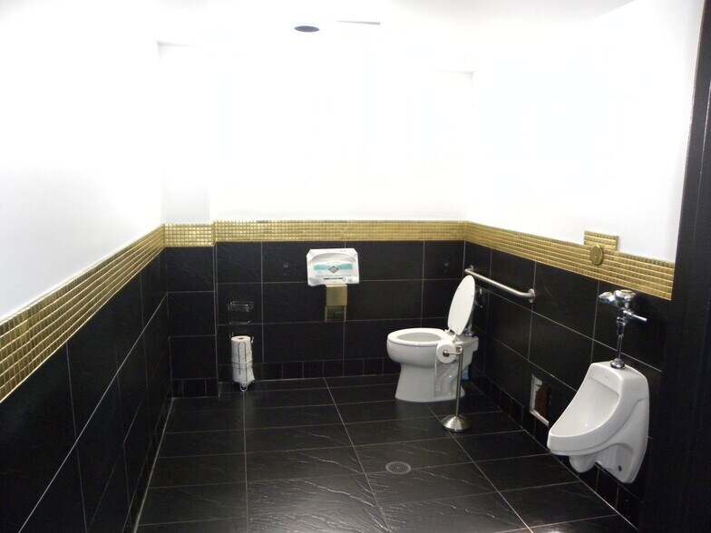 More Photos Of 4225 Crenshaw Blvd, Los Angeles Bar For Lease