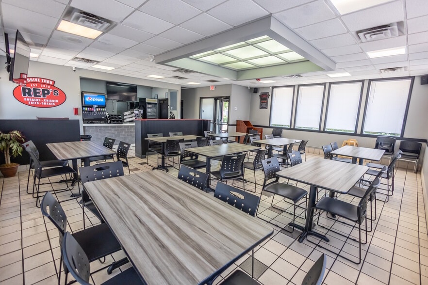 More Photos Of 139 N Northwest Hwy, Palatine Fast Food For Lease