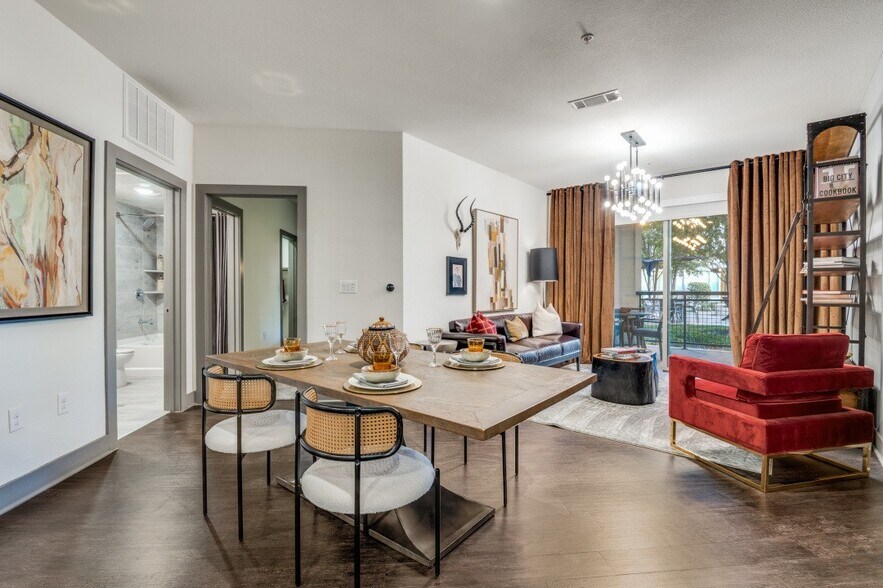 More Photos Of 305 W Commerce St, Dallas Apartments For Lease