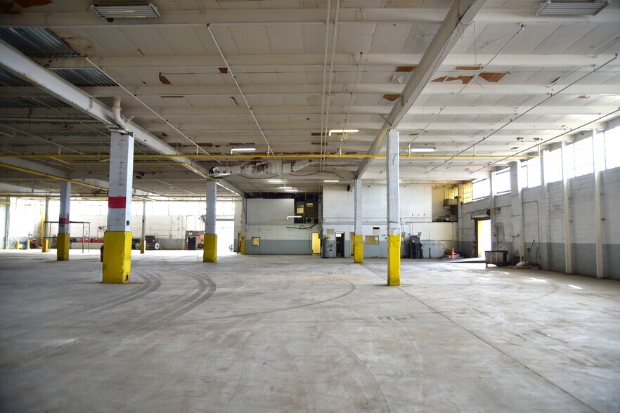 More Photos Of 1275 Oak Point Ave, Bronx Warehouse For Lease