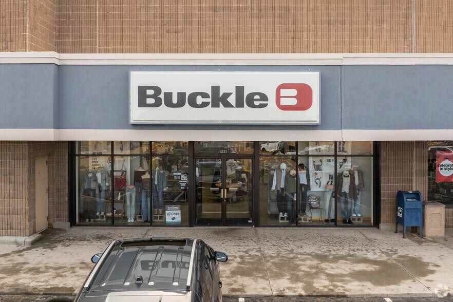 More Photos Of 1350 W Main St, Sterling Unknown For Lease