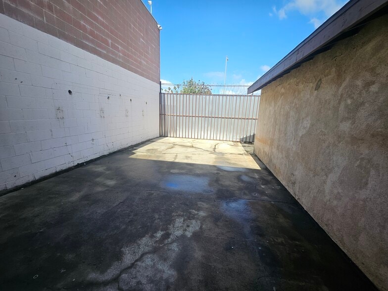 More Photos Of 2815 Southwest Dr, Los Angeles Industrial For Sale