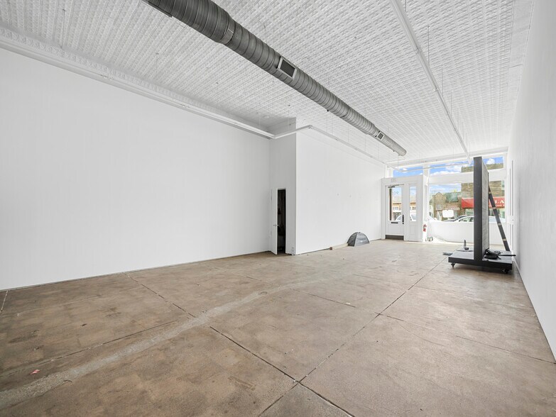 More Photos Of 901 W Jefferson Blvd, Dallas Storefront For Lease