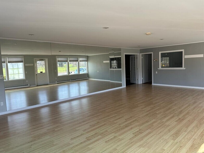 More Photos Of 152-160 Route 171, Woodstock Freestanding For Lease
