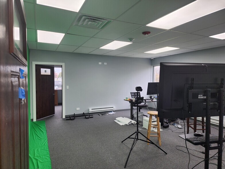 More Photos Of 1280-1330 Powis Rd, West Chicago Truck Terminal For Sale