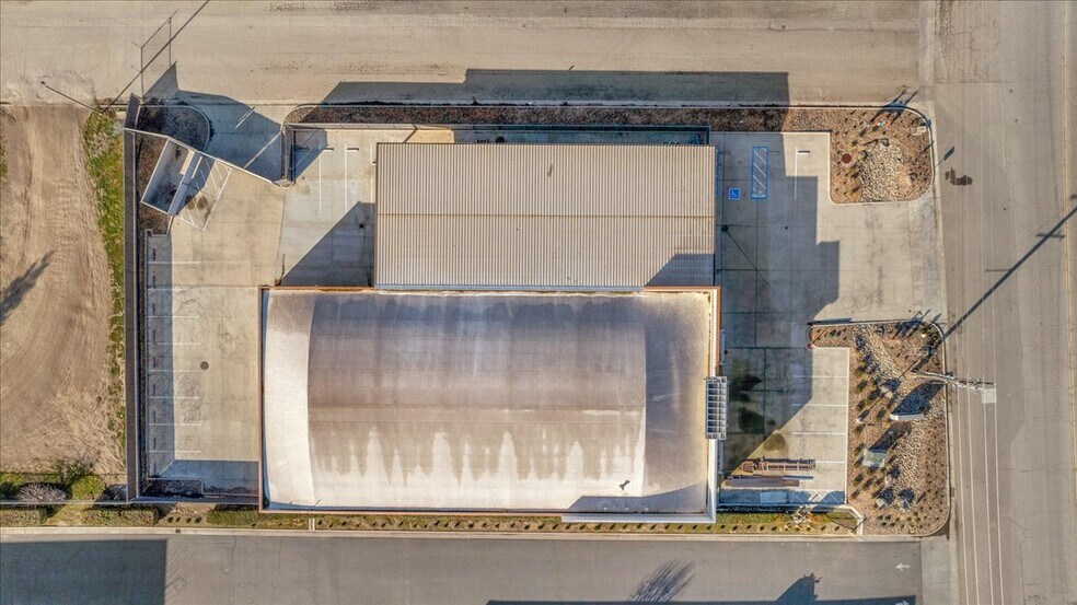 More Photos Of 10417 W Goshen Ave, Visalia Warehouse For Lease