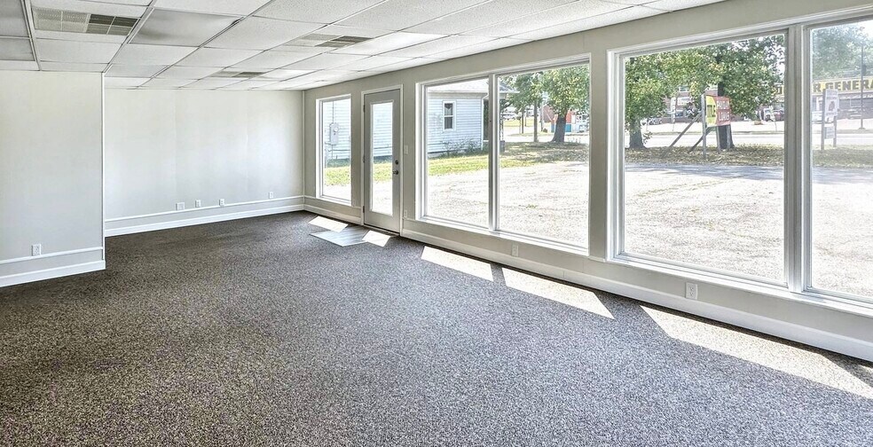 More Photos Of 1112 S Park Ave, Herrin Office For Sale