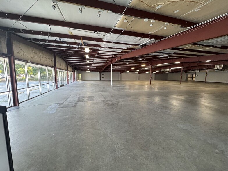 More Photos Of 5744 Market St, Wilmington Freestanding For Lease