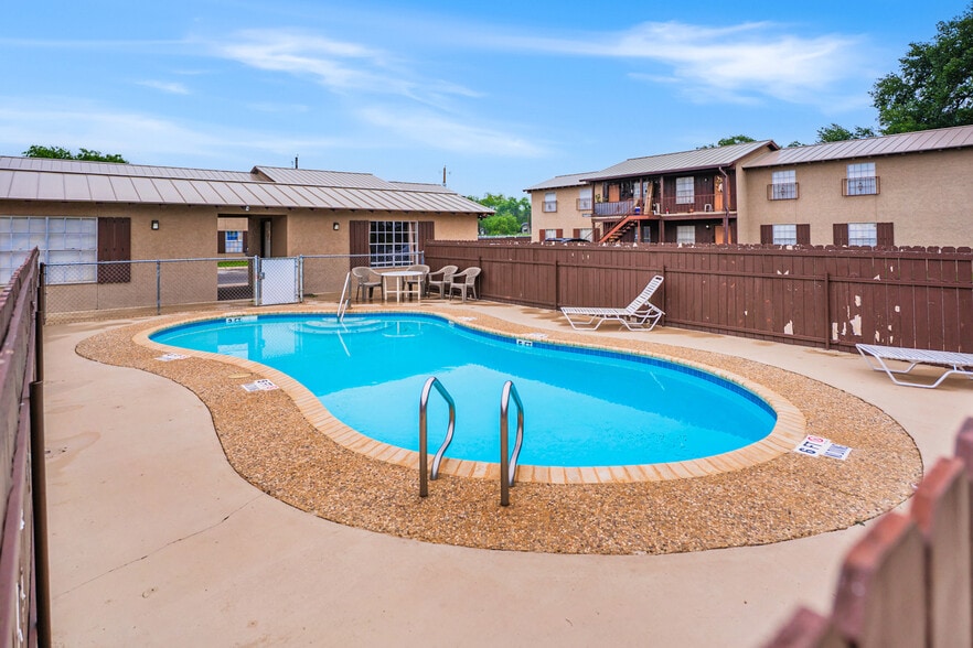 More Photos Of 500 E Nopal St, Uvalde Apartments For Sale