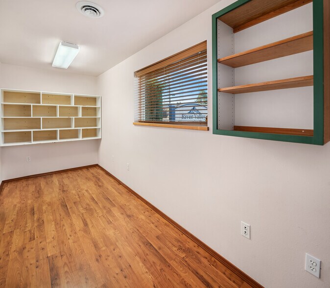 More Photos Of 424 Williams St, Mossyrock Office For Lease