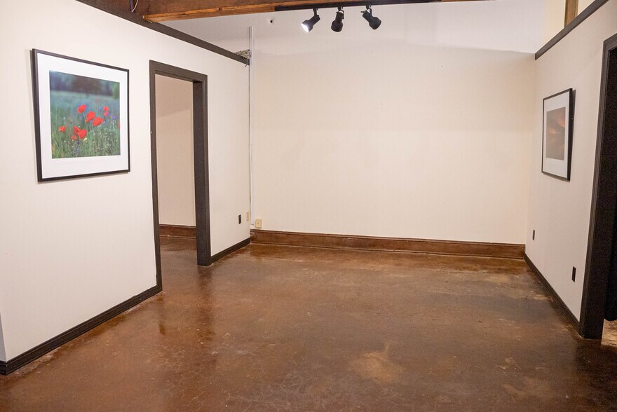 More Photos Of 146 Maxwell Ave, Greenwood Restaurant For Lease