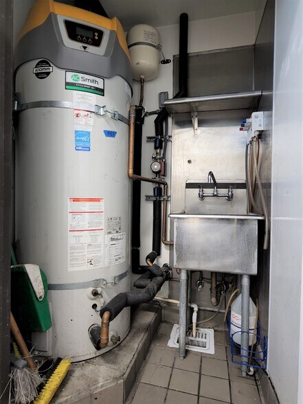 More Photos Of 1066-1070 S Fairfax Ave, Los Angeles Restaurant For Lease