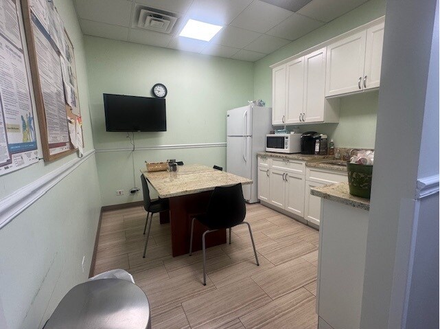 More Photos Of 943 N Plum Grove Rd, Schaumburg Medical For Sale