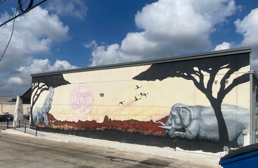 More Photos Of 7302 Louis Pasteur Dr, San Antonio Storefront For Lease