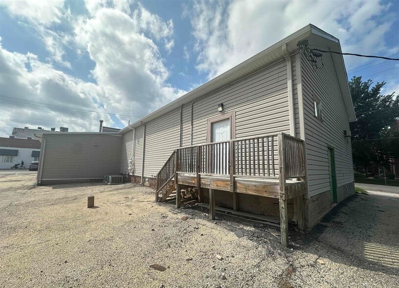 More Photos Of 101 S Rose St, Elmwood Office For Sale