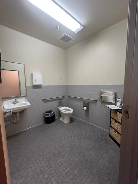More Photos Of 28294-28310 Constellation Rd, Valencia Light Distribution For Sale
