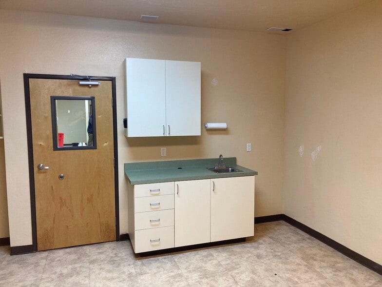 More Photos Of 2245 E State Route 69, Prescott Veterinarian Kennel For Lease