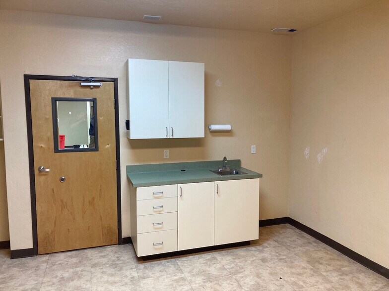 More Photos Of 2245 E State Route 69, Prescott Veterinarian Kennel For Sale