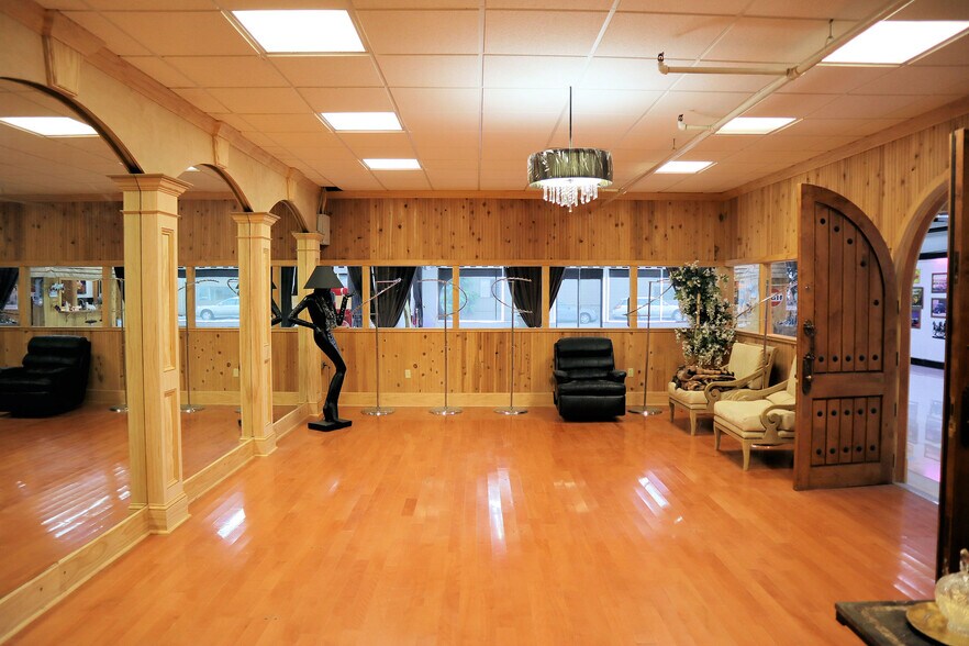 More Photos Of 395 S Ocoee St, Cleveland Showroom For Sale