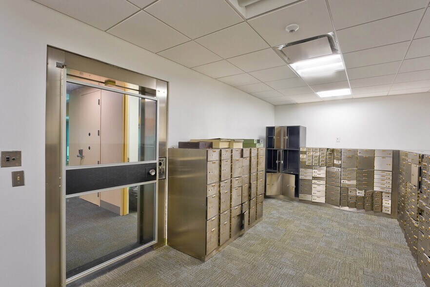 More Photos Of 1200 E Blue Heron Blvd, West Palm Beach Storefront Retail Office For Lease