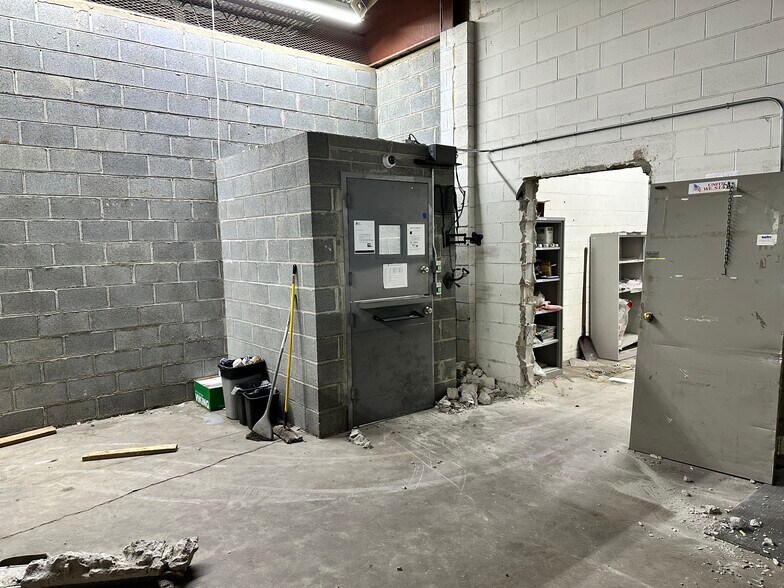 More Photos Of 205 E 1st Ave, Roselle Warehouse For Lease