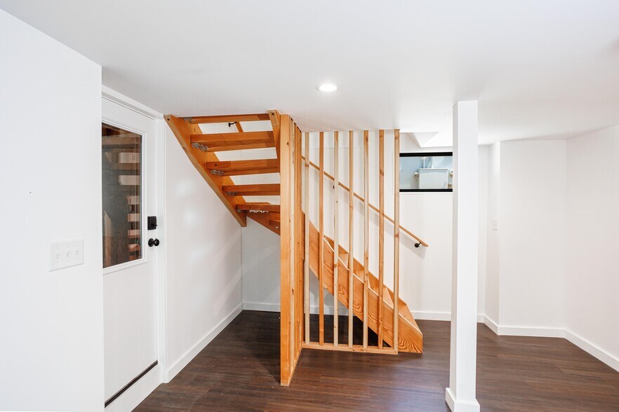More Photos Of 2105 SE Ochoco St, Portland Office For Sale